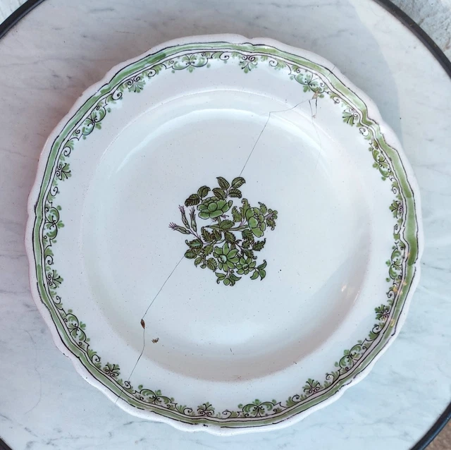 Grand plat en faïence de Moustiers, XVIIIe siècle, fleurs de solanée