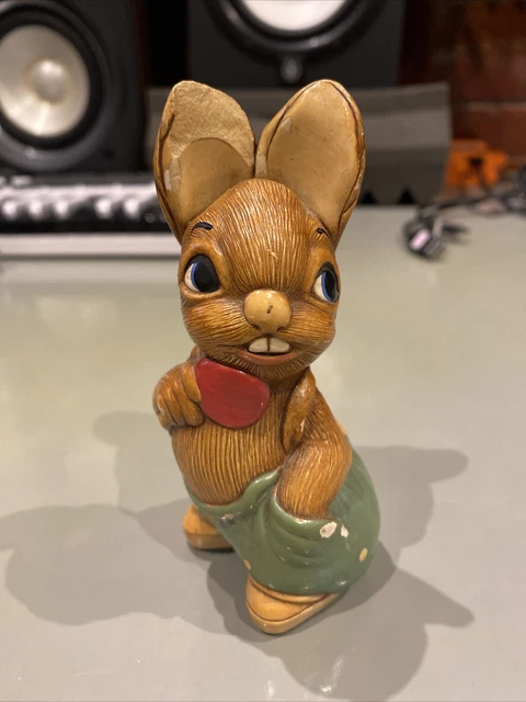 Vintage Pendelflosse Kaninchen Figur ""Robert"" Hase mit grünen Shorts, roter Lutscher