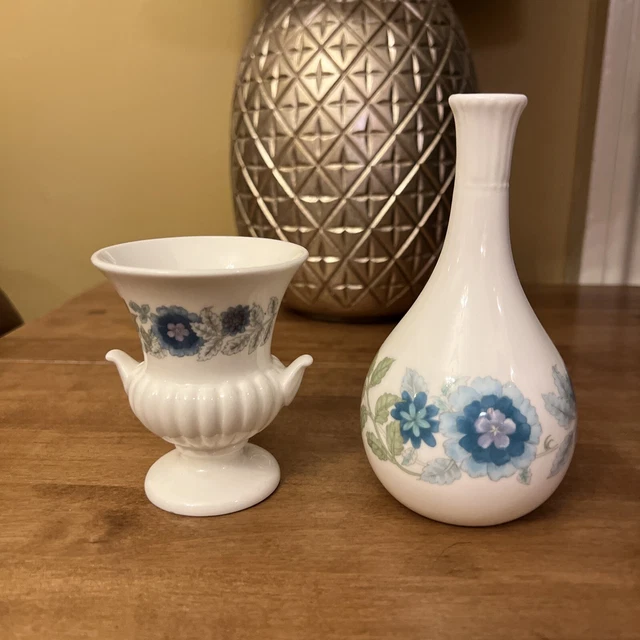 Paar Wedgwood Knochen China Artikel in CLEMENTINENMUSTER Eine Knospe Vase Eine Urne