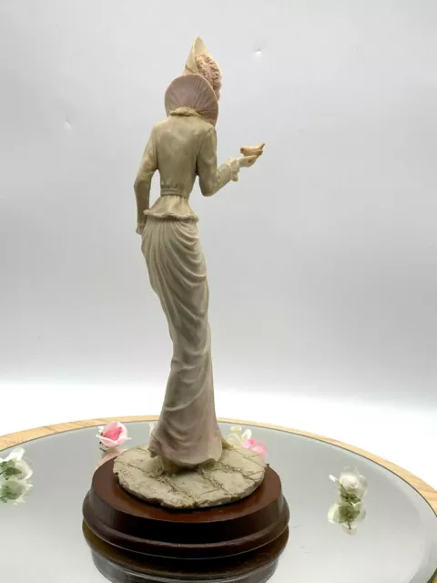 Vintage elegante Dame auf braunem Sockel aus der Leonardo Figurensammlung 3