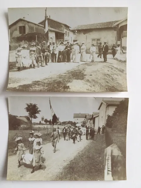 lot de 2 photo fête de village TRAMOYES Aubade par les Filles Vogue défilé 1906