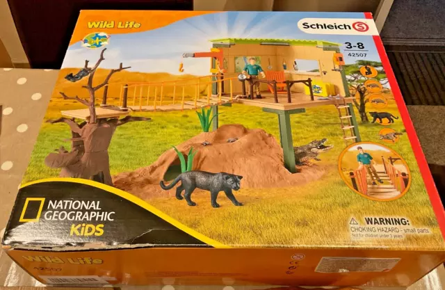 Schleich 42507 Wild Life Ranger Adventure Station Playset with Animal Figures