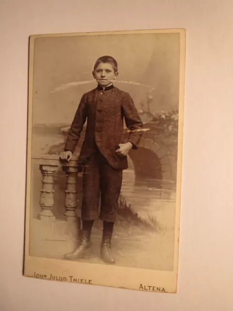 ragazzo in piedi in abito - sfondo / CDV Johs. Giulio Thiele Altena