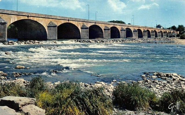 NEVERS - Pont traversant la Loire - Sur les bords de la Loire