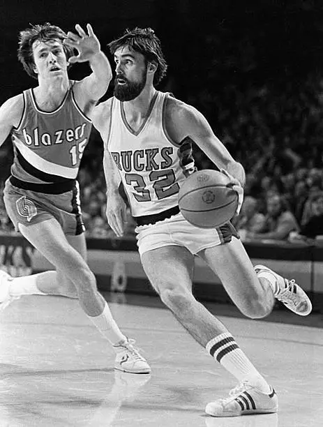 Brian Winters Of The Milwaukee Bucks In A Game 1970s Old Basketball Photo