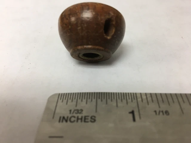 Petit bouton en bois vintage arrondi orné marron foncé 3