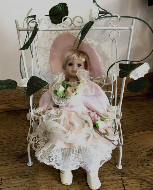Ancienne Poupée Française à Tête En Porcelaine, Avec Sa Garde-robe D'époque