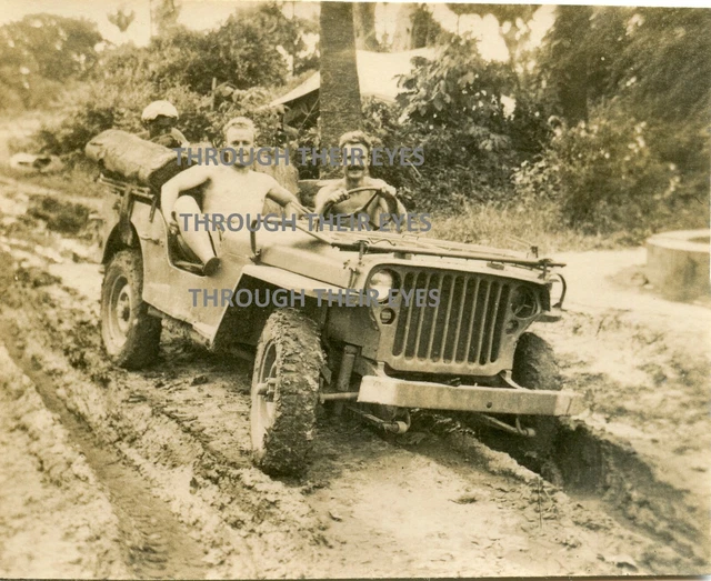 ORIGINAL WW2 PHOTOGRAPH 152 squadron RAF officers in Jeep Burma 1945