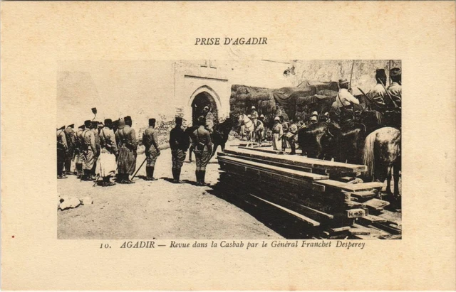 CPA AK Militaire AGADIR Revue dans la Casbah MAROC (23943)