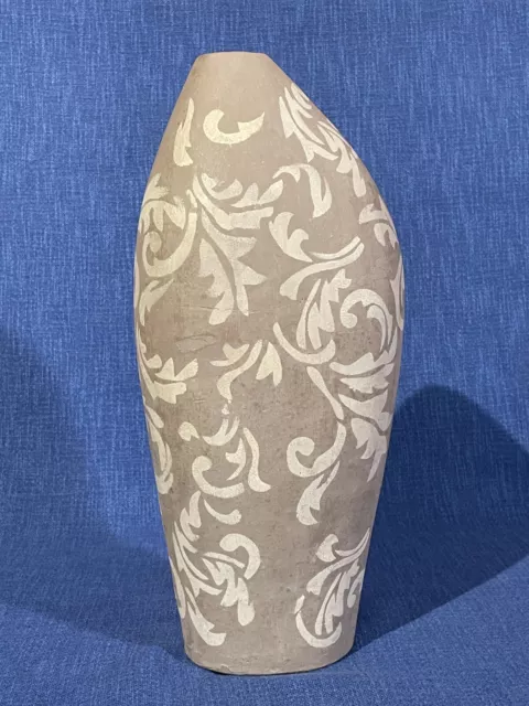 große asymmetrische Vase, elegant rustikale Keramik, taupe & weiße Ornamente