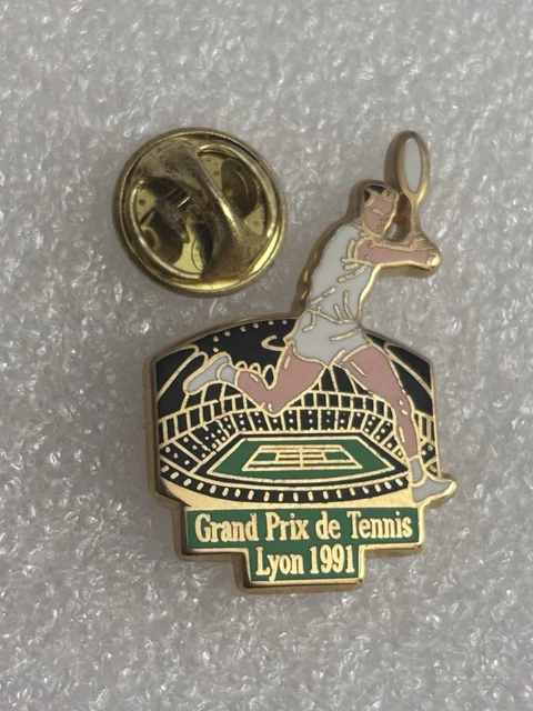 pin's hippisme / Sport's Weill (doré signé MDB) hauteur: 2,2 cm