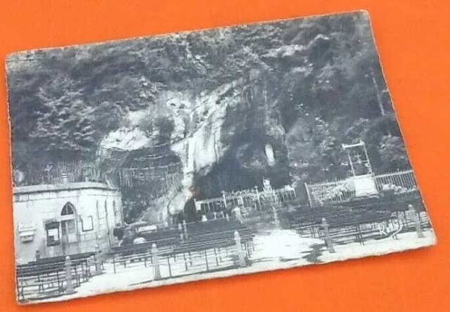 Carte postale Lourdes (Hautes-Pyrénées) La grotte miraculeuse.