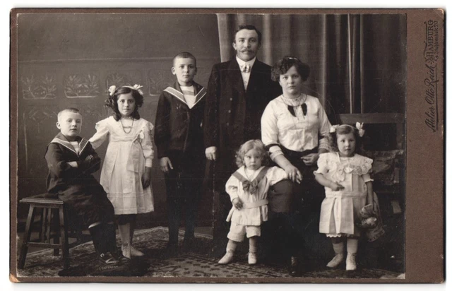 Fotografie Atelier Otto Reich, Hamburg, Stubbenhuk 20, Familie mit Töchtern in