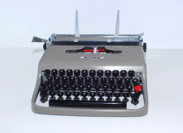 Olivetti _Lettera 22, qwertz, braun, Pica ,  typewriter, revidiert