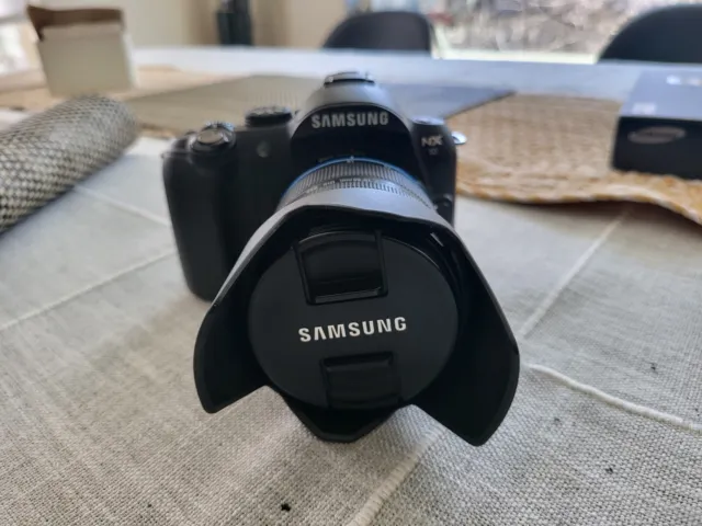 Samsung NX10 Digital Camera Black w Lens 18-55mm
