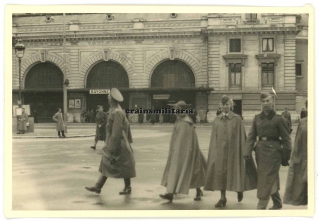 ORIG. FOTO BLITZMÄDEL Frauen Soldaten am Bahnhof Schild BAYONNE
