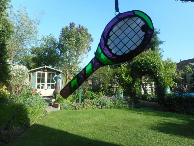 Buntglas Wimbledon Tennisschläger Sonnenfänger oder Wandhalterung.