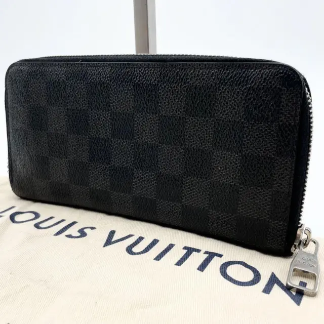 Sold at Auction: A PINCE CARD HOLDER WITH BILL CLIP BY LOUIS VUITTON,  STYLED IN DAMIER GRAPHITE CANVAS WITH SILVER TONE METAL MONEY CLIP, 7.5 X  10CM