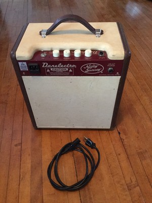 Vintage-Rare-Danelectro-Nifty-Seventy-70-ampli-guitare.jpg Vintage-Rare-Danelectro-Nifty-Seventy-70-ampli-guitare.jpg