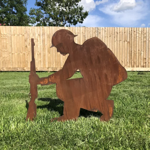 KNEELING RUSTED SOLDIER Lest We Forget GARDEN DECORATION CHRISTMAS GIFT PRESENT