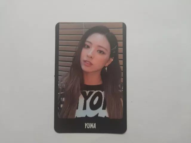 Kpop photocard itzy - yuna it's me album (black version) 