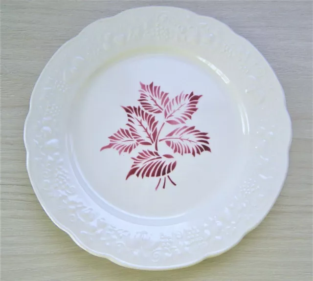 Ancienne assiette plate Digoin Sarreguemines fond blanc reliefs, décor feuilles