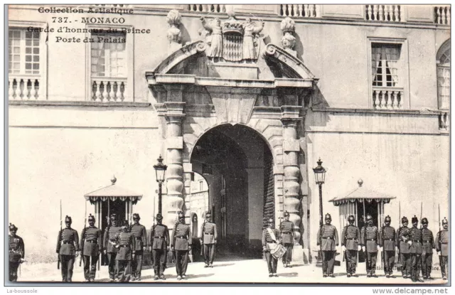 MONACO -- La garde a� la porte du palais.