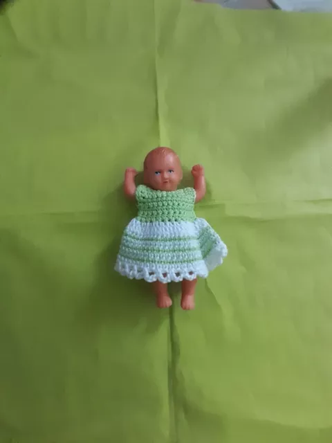 (P 231) Puppe 8 cm im Kleid Puppenhaus Puppenstube kann ausgezogen werden