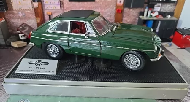 MGB GT green 1:18 diecast model car UH limited edt presentation version rare