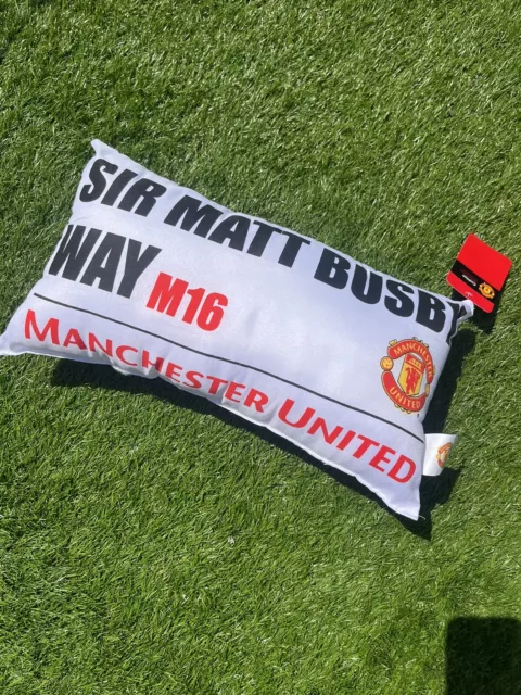 Offizielles Manchester United FC Straßenschildkissen Sir Matt Busby Way M16 Brandneu mit Etikett 2