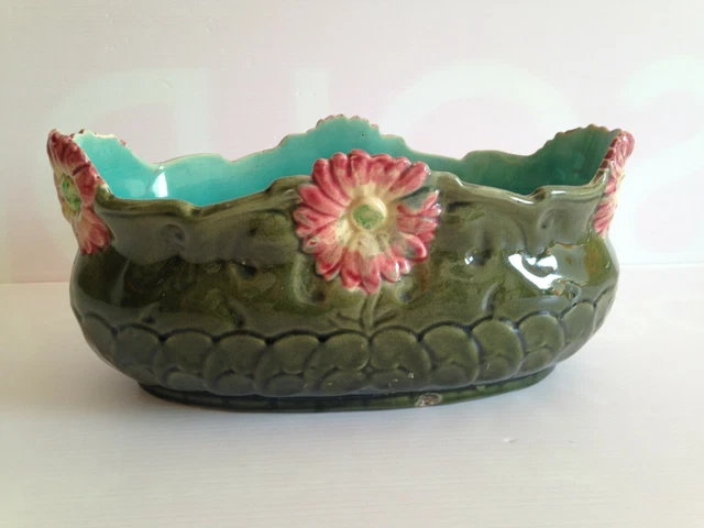 Belle  et ancienne jardinière en Barbotine décor floral type onnaing
