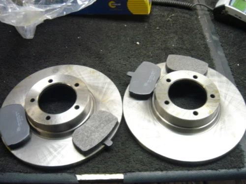 thumbnail image 2 of Front Brake Discs & Pads Kit For Leyland DAF LDV Convoy & Pilot – 276mm Solid Rotors – E-approved 2 of 5