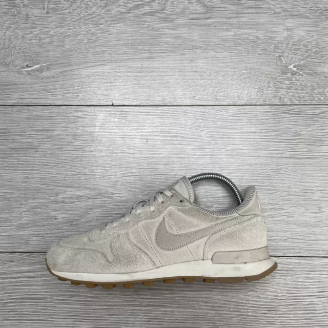 Nike internationalist 38.5 top