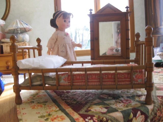 Chambre de poupée. le lot comprenant une armoire et un lit