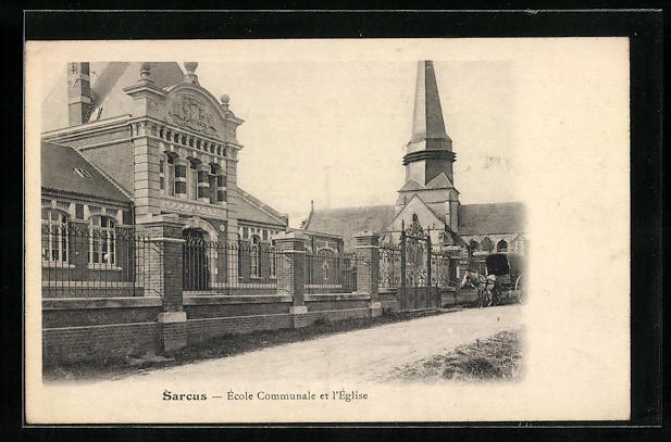 CPA Sarcus, Ecole Communale et l´Eglise