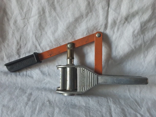 Ancienne Bouchonneuse SANBRI En Laiton .art populaire .vin .objet ancien