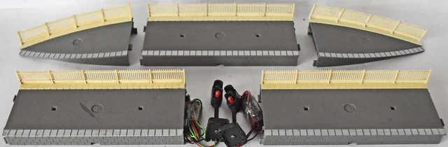 (1942) Hornby 12 Pieces Of Platform, Fences & Working Signal Lights