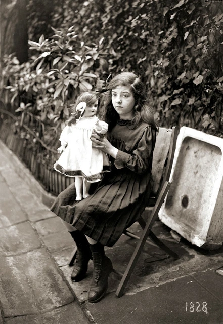 ENFANTS. Jeunes filles avec poupée chiffon