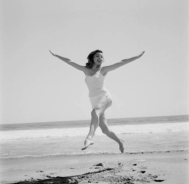 ACTRESS ELAINE STEWART poses at the beach in Los Angeles 1957 Old Photo