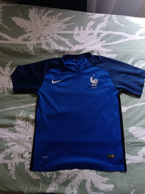 L’équipe de France arbore un maillot blanc extérieur 2015, sobre et