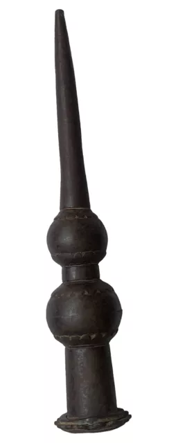 Hand Crafted 18th Century Iron Spear Head From North India In Good Condition