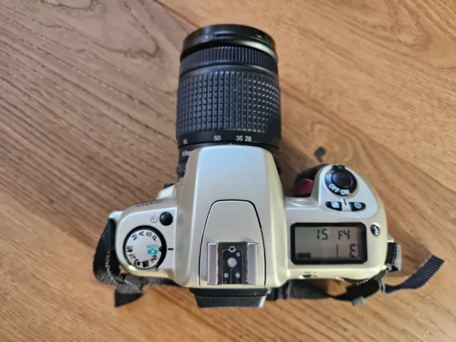 Nikon F60 analoge Photocamera mit Nikkor AF 28-80mm 1:3,5-5,6 D Objektiv