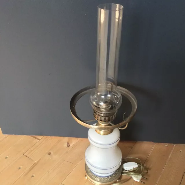 Jolie Ancienne Grande Lampe à Pétrole Électrifiée Avec Son Verre Vintage Déco