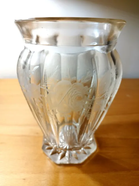 Magnifique vase art déco années 50 en verre pressé motifs floraux signé