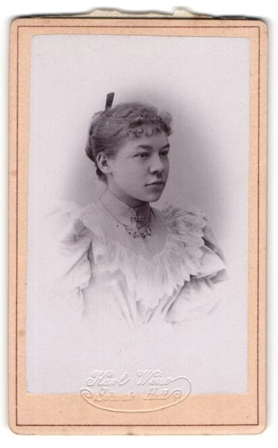 Fotografie Karl Weiss, Schwäb. Hall, Portrait junge Dame im eleganten Kleid mit
