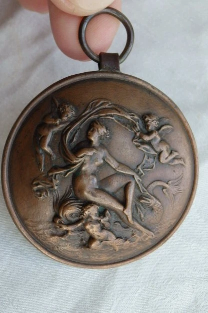 File:Médaillon orné d'une tête de femme couronnée - Musée du Louvre Antiquités o