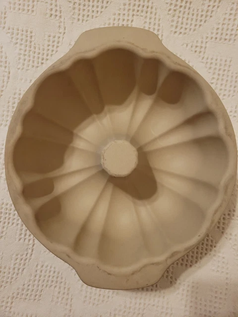 Pampered Chef Family Heritage Stoneware Retired Stone Fluted Bundt Pan