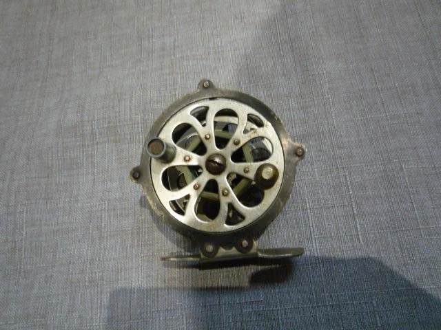 Ancien moulinet de pêche à la mouche de couleur verte, à identifier