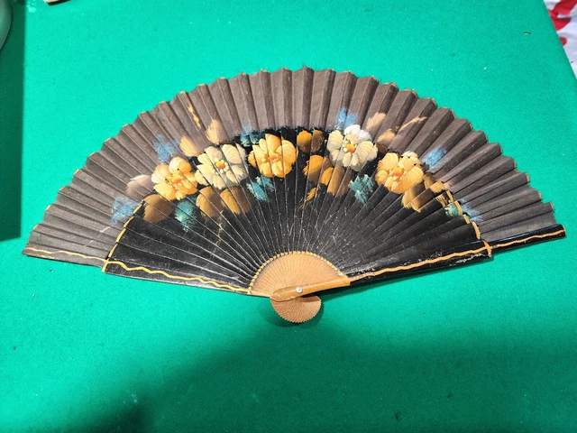EVENTAIL ANCIEN, ÉPOQUE XIXème, monture en os et peint à la main. EUR
