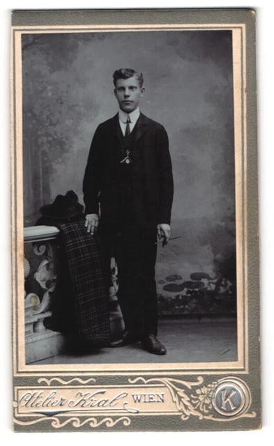Fotografie Atelier Kral, Wien, Gumpendorferstr. 83, Junger Herr im Anzug mit Zi